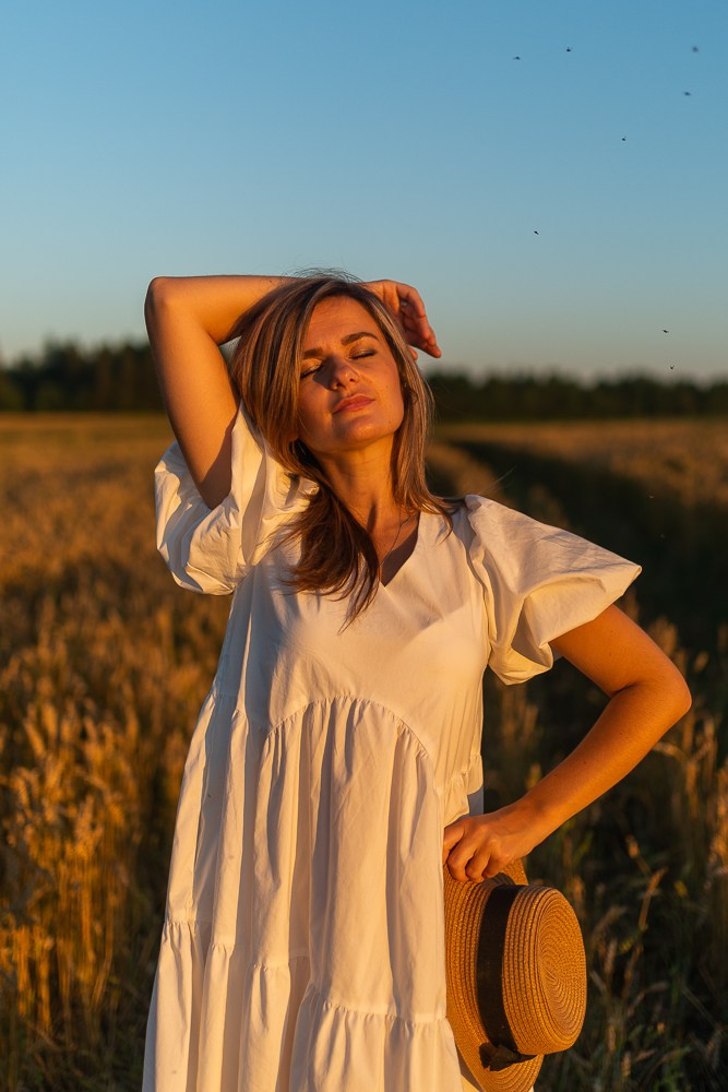 Поле, закат и наши улыбки. Фотограф Мария Ковкова