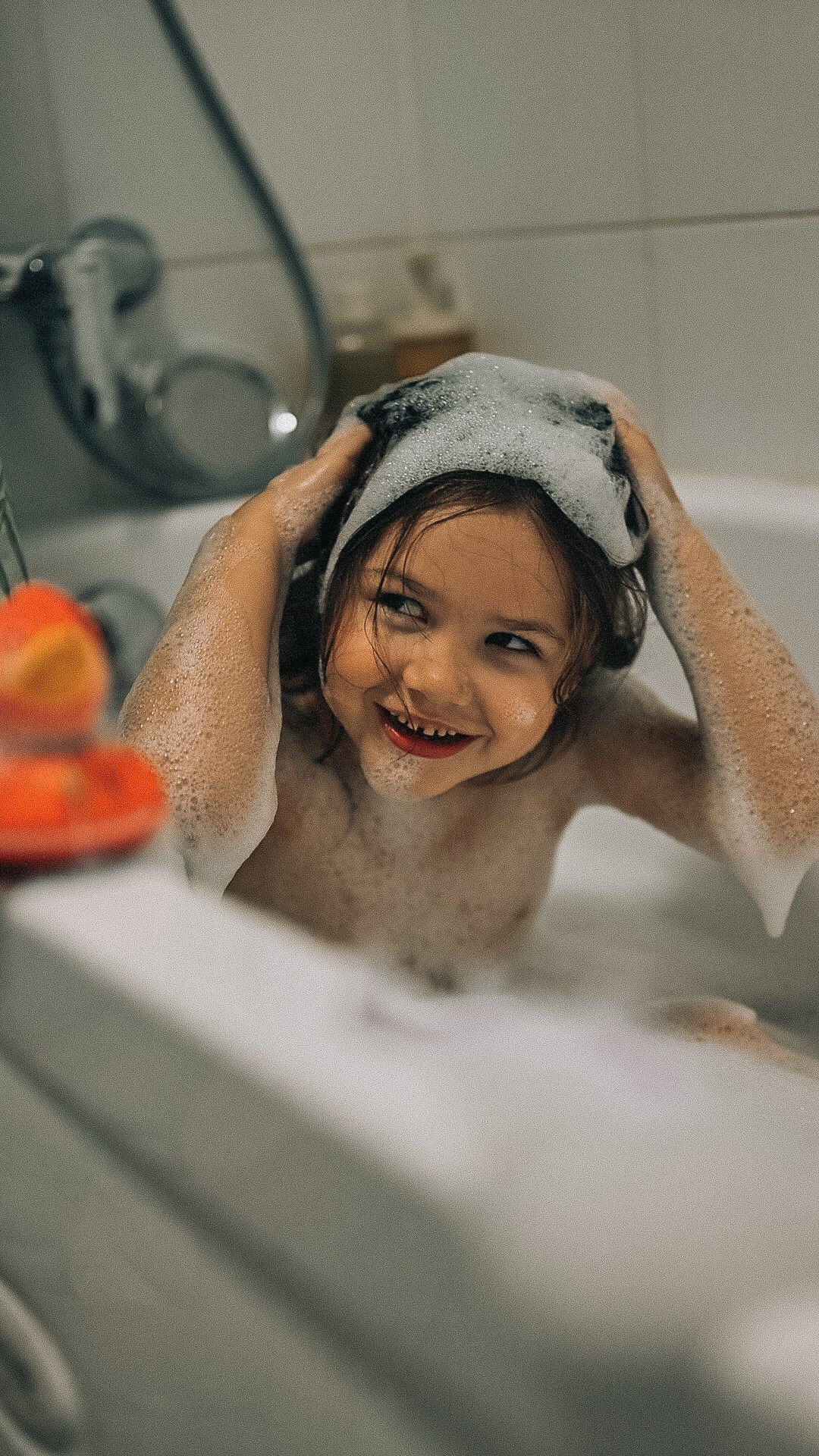 Элиза купается в ванне. Семейный фотограф в Москве Дарья Пузикова