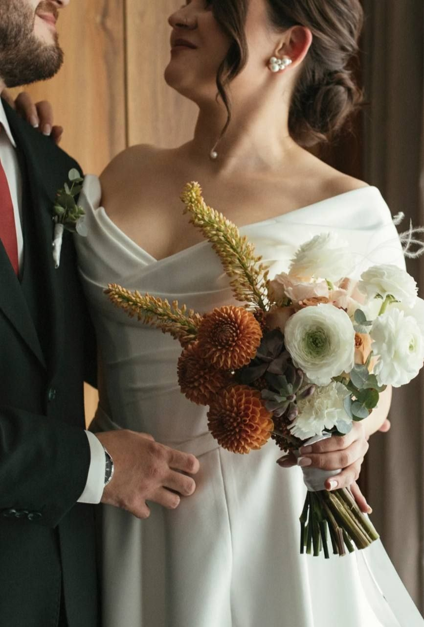Букет невесты с сезонными георгинами, любимыми невестой ранункулюсами и эримурусом. Акцентные эхиверии после высаживаются в грунт и радуют свою обладательницу ещё долгое время (при соблюдении рекомендаций что предоставляю!) . Букет невесты на заказ, букет для невесты Москва, свадебный флорист, флорист на свадьбу, сборка букета на свадьбу, ручная работа, букет для невесты ручной работы, букет невесты ручной работы . бутоньерка жениха в подарок,  современный букет невесты