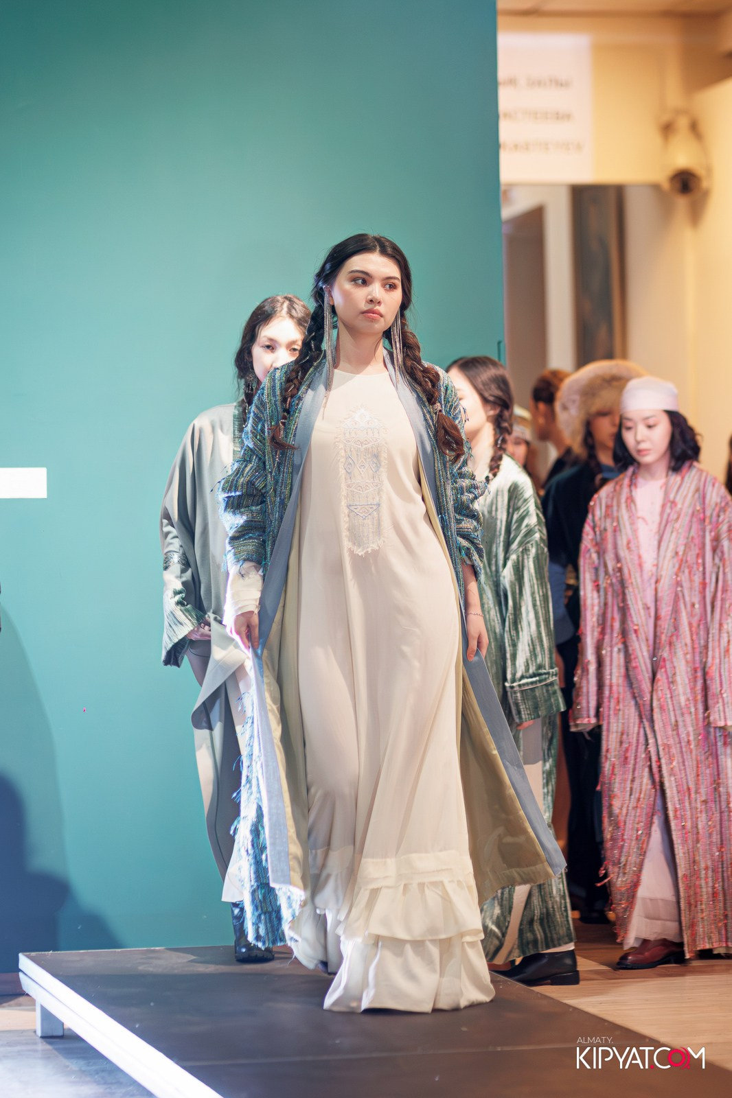 FASHION ПОКАЗ, КАЗАХСКОЙ НАЦИОНАЛЬНОЙ ОДЕЖДЫ. КИПЯТКОМ АЛМАТЫ!