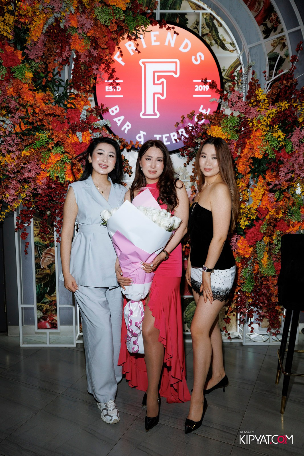FRIENDS BAR & TERRACE. КИПЯТКОМ АЛМАТЫ! Фотосъемка мероприятий в Алматы