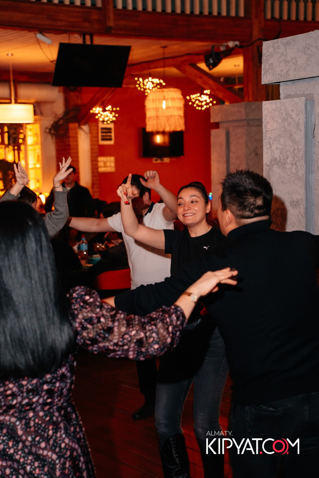 ГРУЗИНСКИЙ ДВОР НА КАБАНБАЙ БАТЫРА. КИПЯТКОМ АЛМАТЫ!