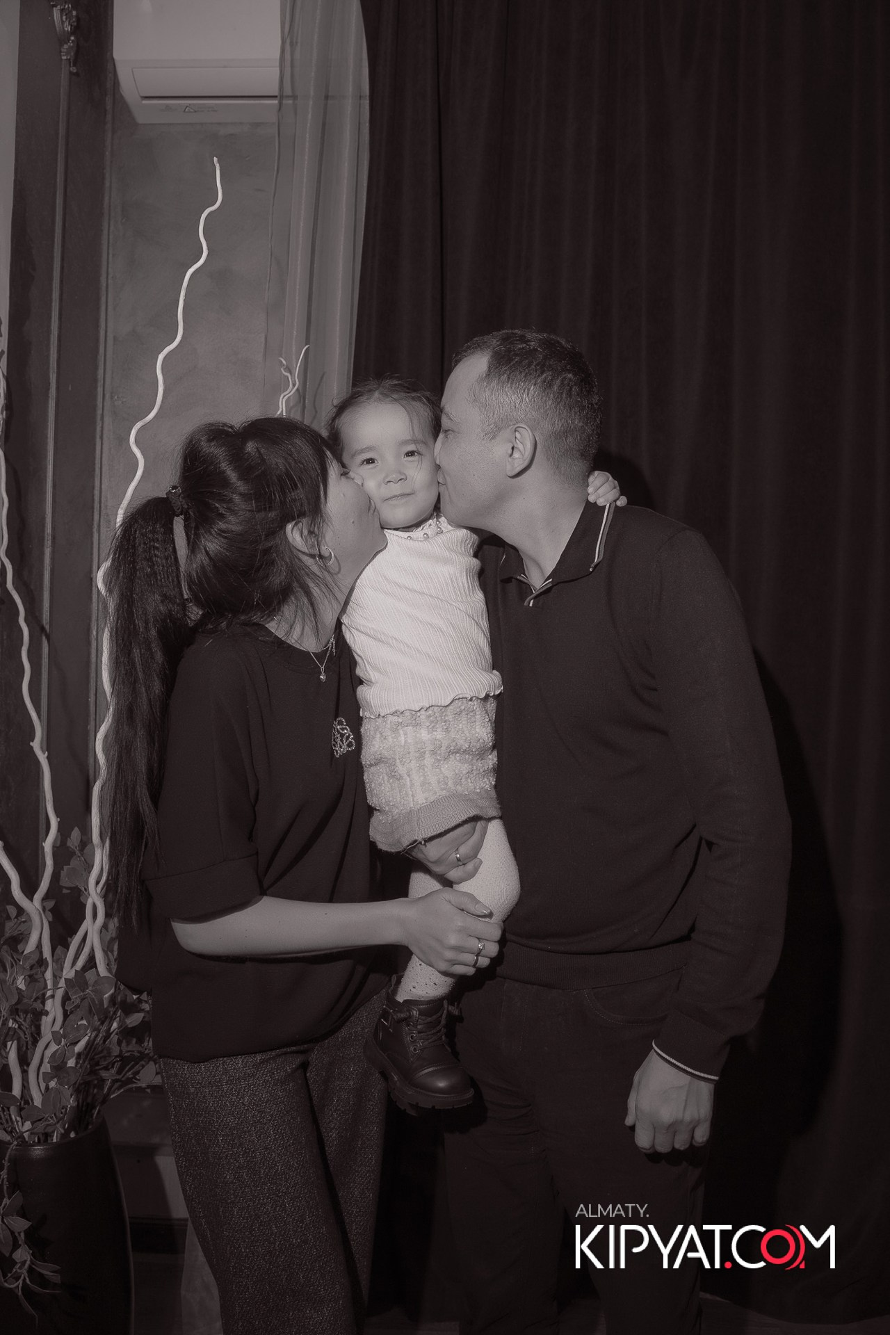 Ухо и Медведь на Курмангазы. КИПЯТКОМ АЛМАТЫ!