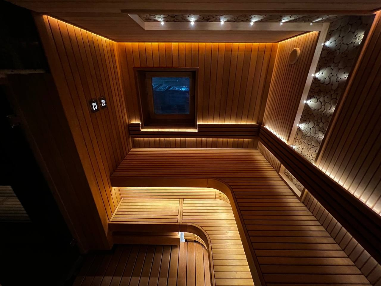 Роскошная парная на берегу Пионерского озера. Благородная термоольха, ароматный можжевельник и теплая подсветка дарят незабываемую атмосферу. SaunaTopMasters