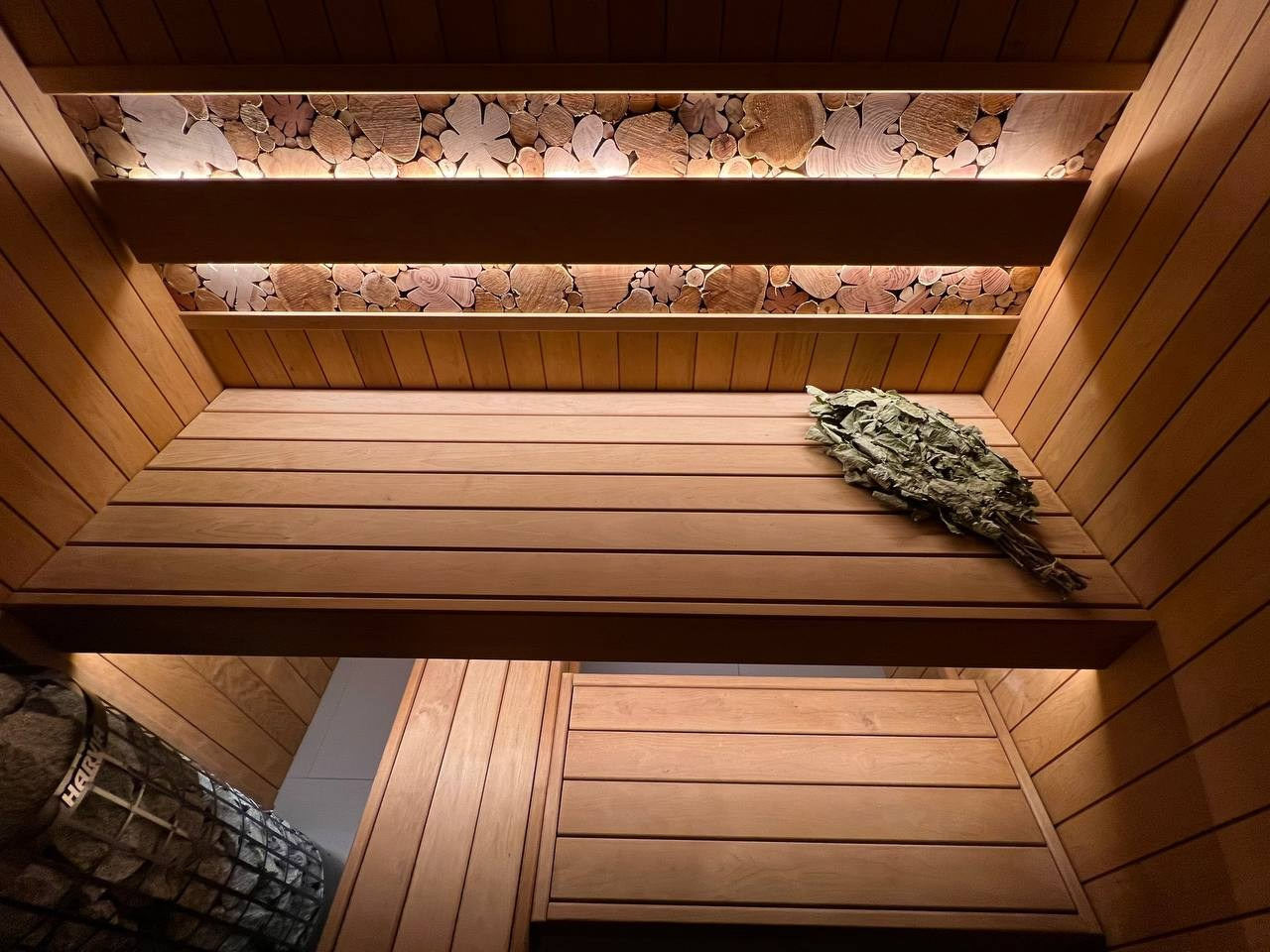 Уютная сауна в Зеленом Острове с Harvia Cilindro и отделкой из термоольхи; можжевельник и крымские травы дарят интересный насыщенный аромат. SaunaTopMasters