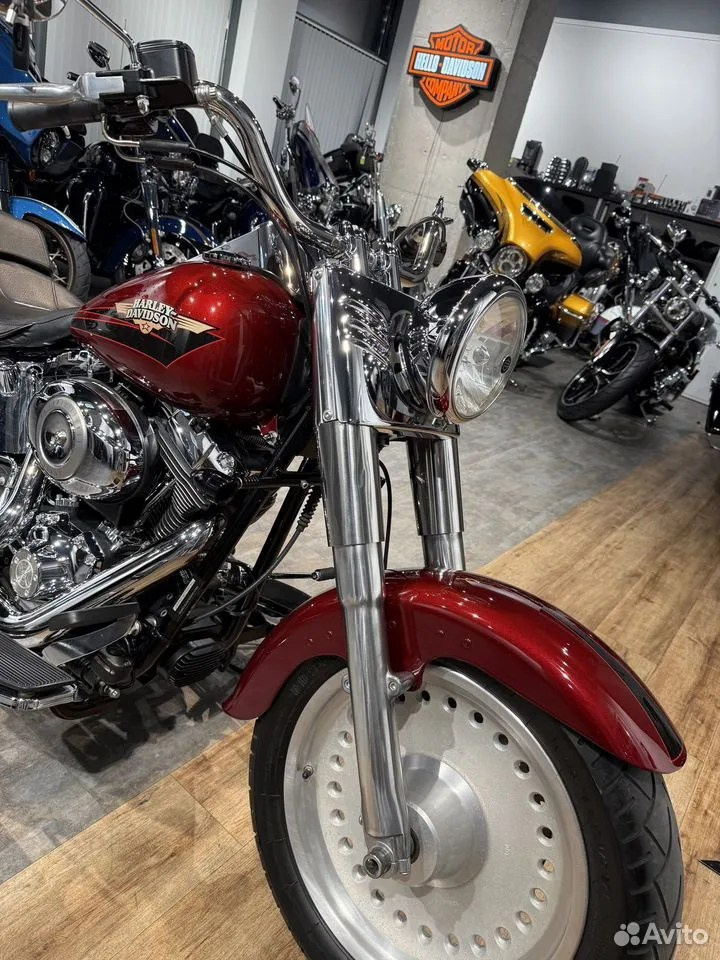 Купить Harley-Davidson Fat Boy (Red Hot Sunglo) (Softail/Dyna) — подробнее на сайте. Hello Davidson, Москва. Только хорошие мотоциклы…