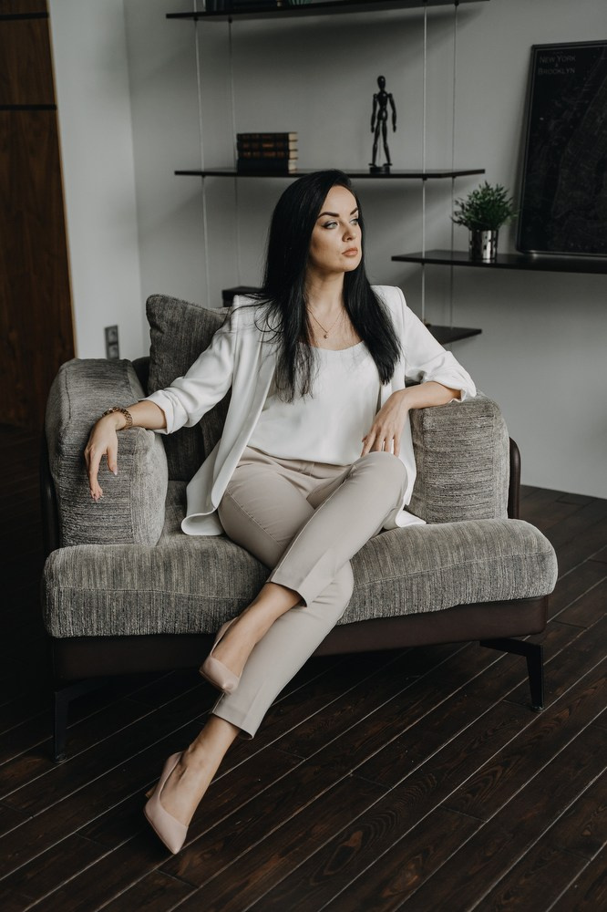 Портрет девушки-юриста в светлом деловом костюме — профессиональный образ.