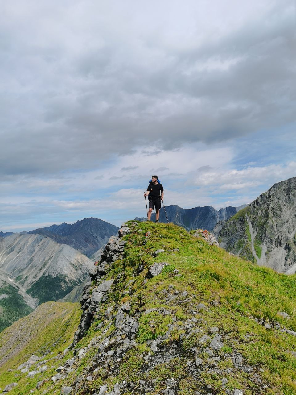 Силуэт мужчины на фоне горного пейзажа