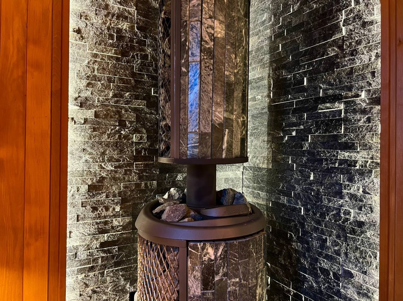 Атмосферная парная в Садах Времени с большим панно из гиммалайской соли, сеном с горных лугов Крыма и теплой линейной подсветкой. SaunaTopMasters