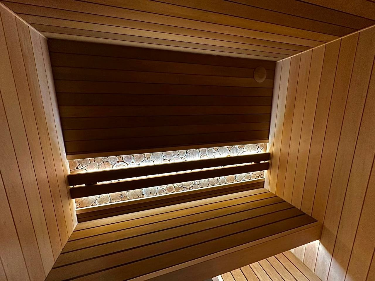 Сауна в Охта парке с интеграцией можжевелового панно за подспинник. Компактно, уютно, функционально!. SaunaTopMasters