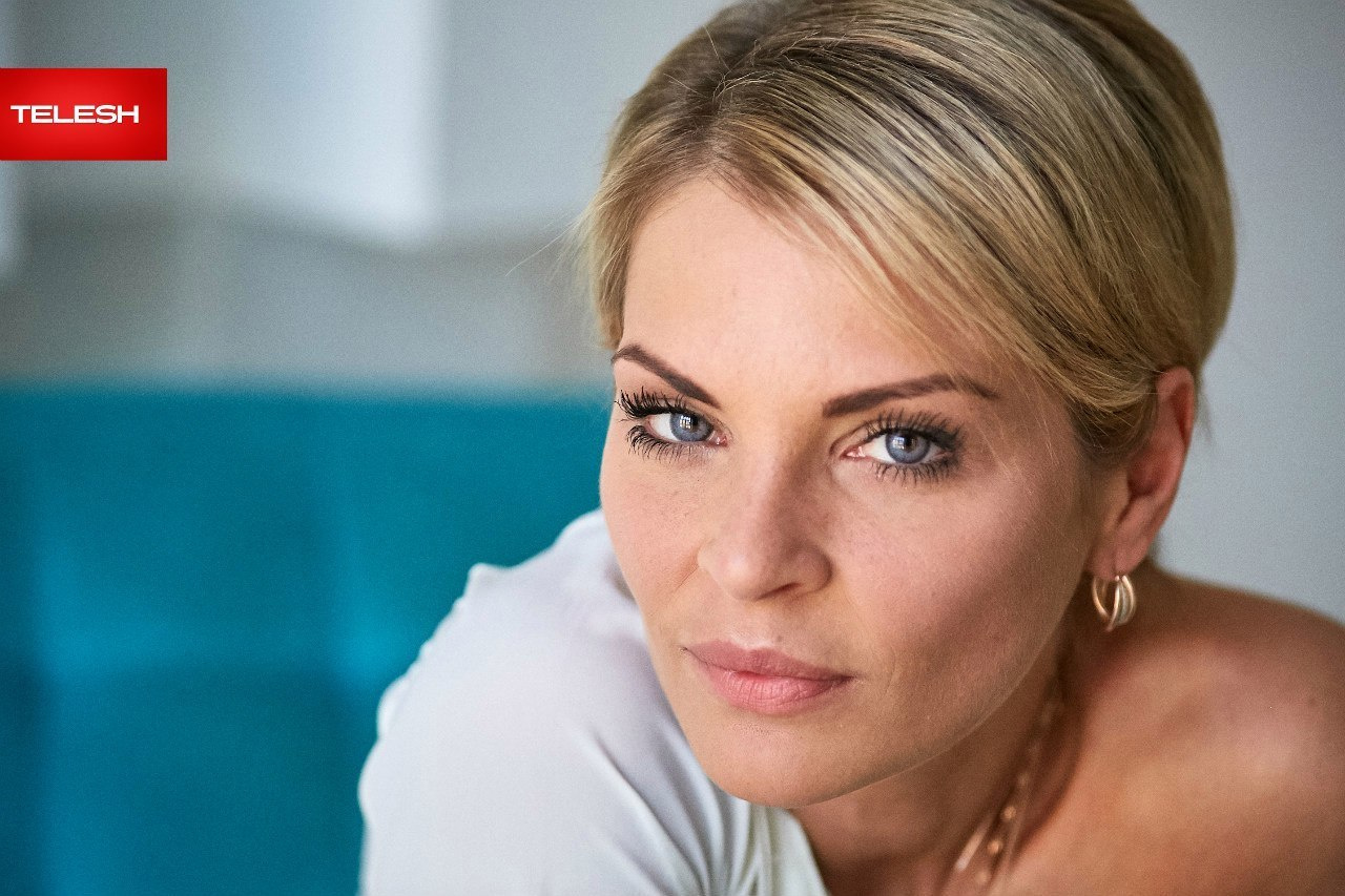 Портрет Питерской актрисы  Елены Купрашевич. Крупный портрет Елены в рубашке с обнажённым плечом. Волосы у нее собраны.