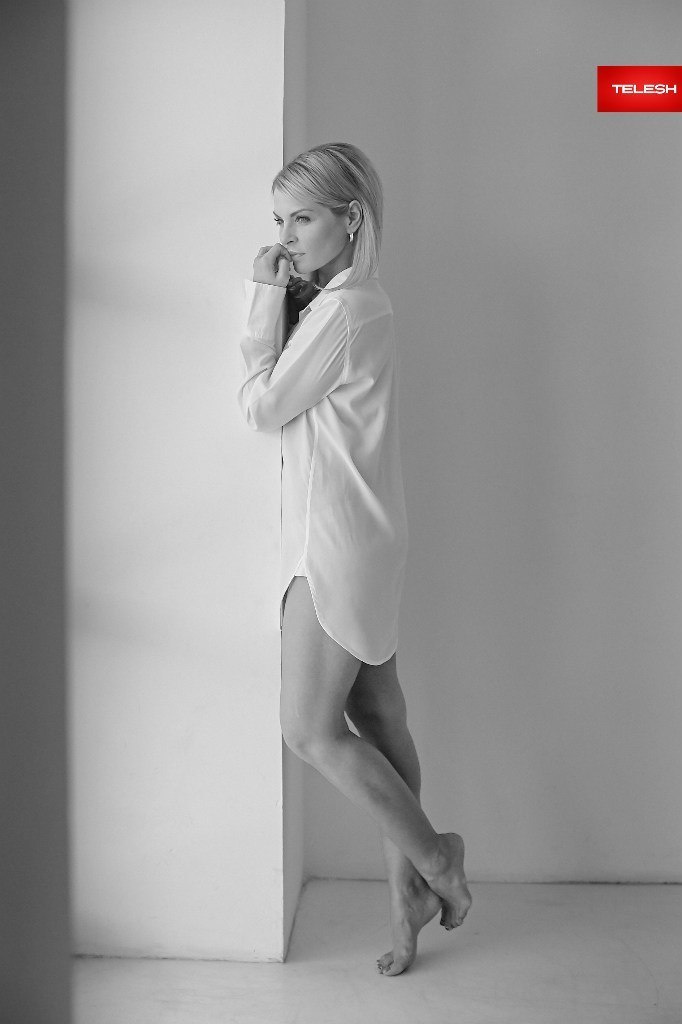 Портрет Питерской актрисы  Елены Купрашевич. Она стоит у окна в одной белой рубашке у окна, ноги её обнажены.