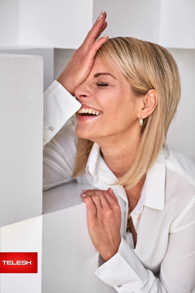 Портрет Питерской актрисы  Елены Купрашевич. Она смеётся отвернувшись от камеры и обхватив  рукой голову.