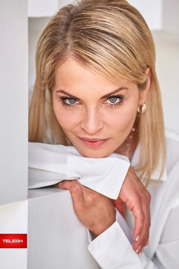 Портрет Питерской актрисы  Елены Купрашевич. Она смотрит прямо в камеру упершись подбородком в руку.