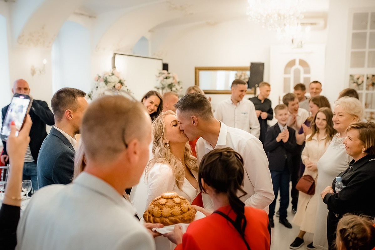 Жениха и невесту целуются в ресторане в Санкт-Петербурге.  Горизонтальный  поясной кадр.