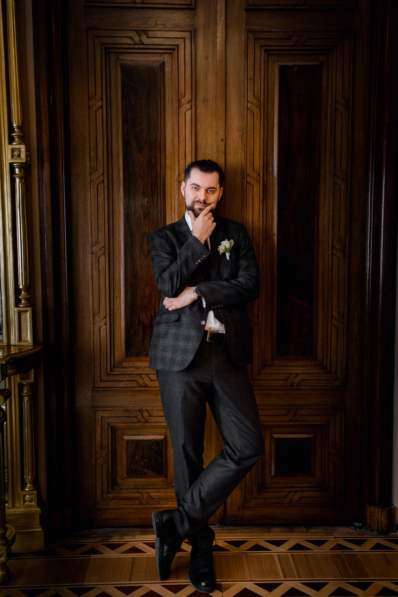 Жених в интерьере в ЗАГСе на фурштатской СПб.