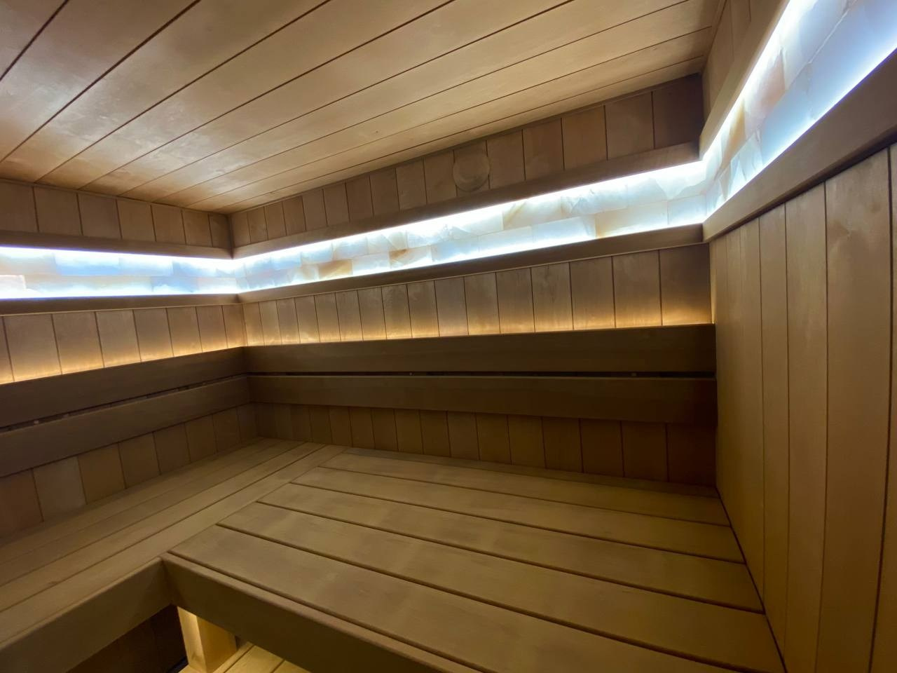 Сауна в Коростово из термоольхи с белоснежными линиями гималайской соли. Ширина доски в 135 мм придает небольшому помещению массивность. SaunaTopMasters