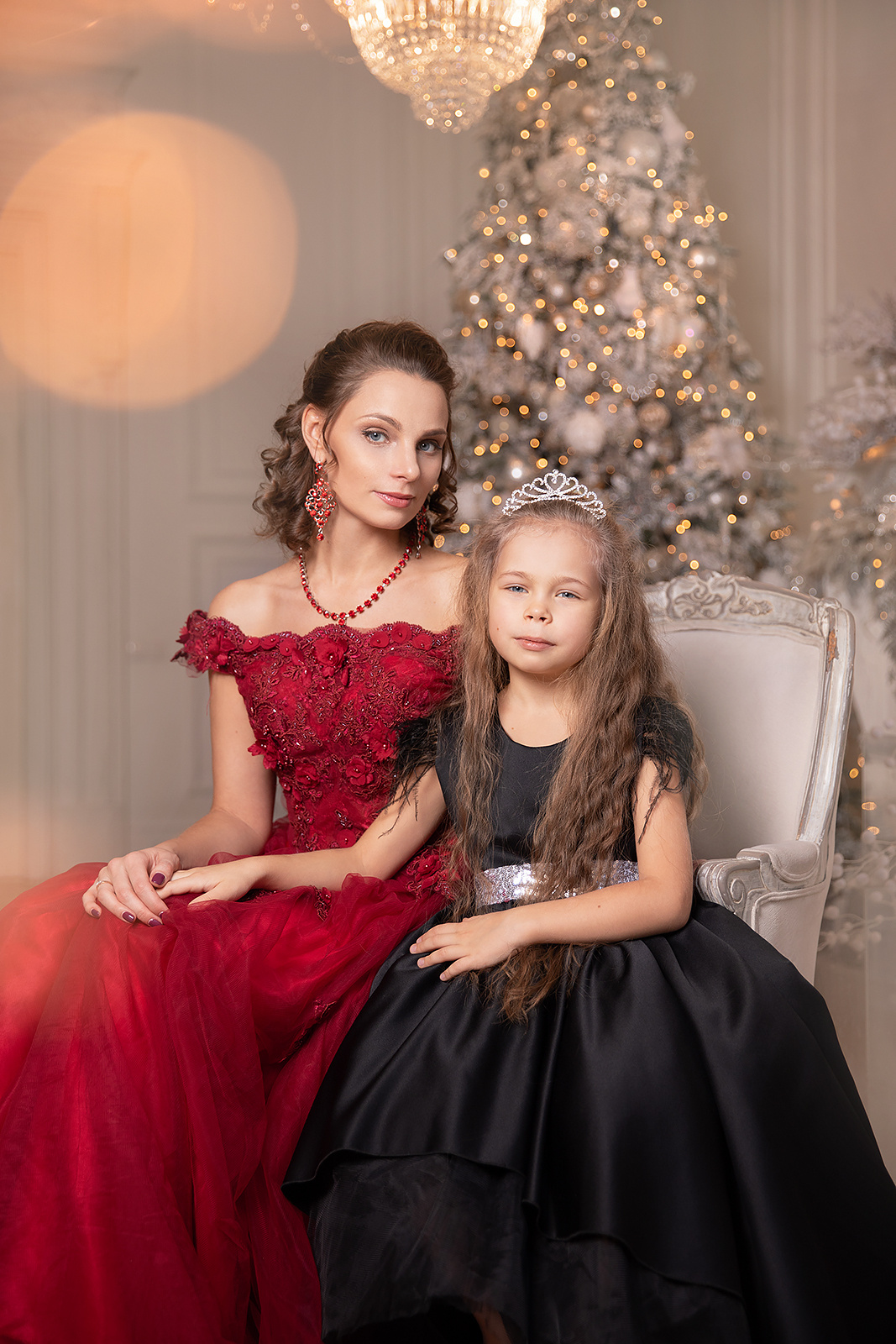 Мама с дочкой в нарядных платьях на семейной фотосессии.