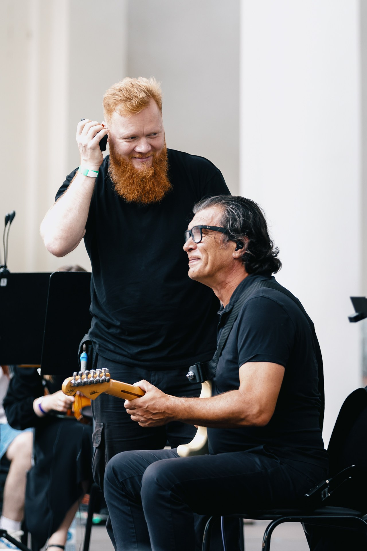 Репетиция Симфонического КИНО перед концертом 20.07.25, Зелёный театр ВДНХ. Песни группы КИНО в исполнении симфонического оркестра и Юрия Каспаряна (гитара). Дирижёр — Антон Шабуров, первая скрипка — Гуля Наумова. Фотограф Юлия Губина. 