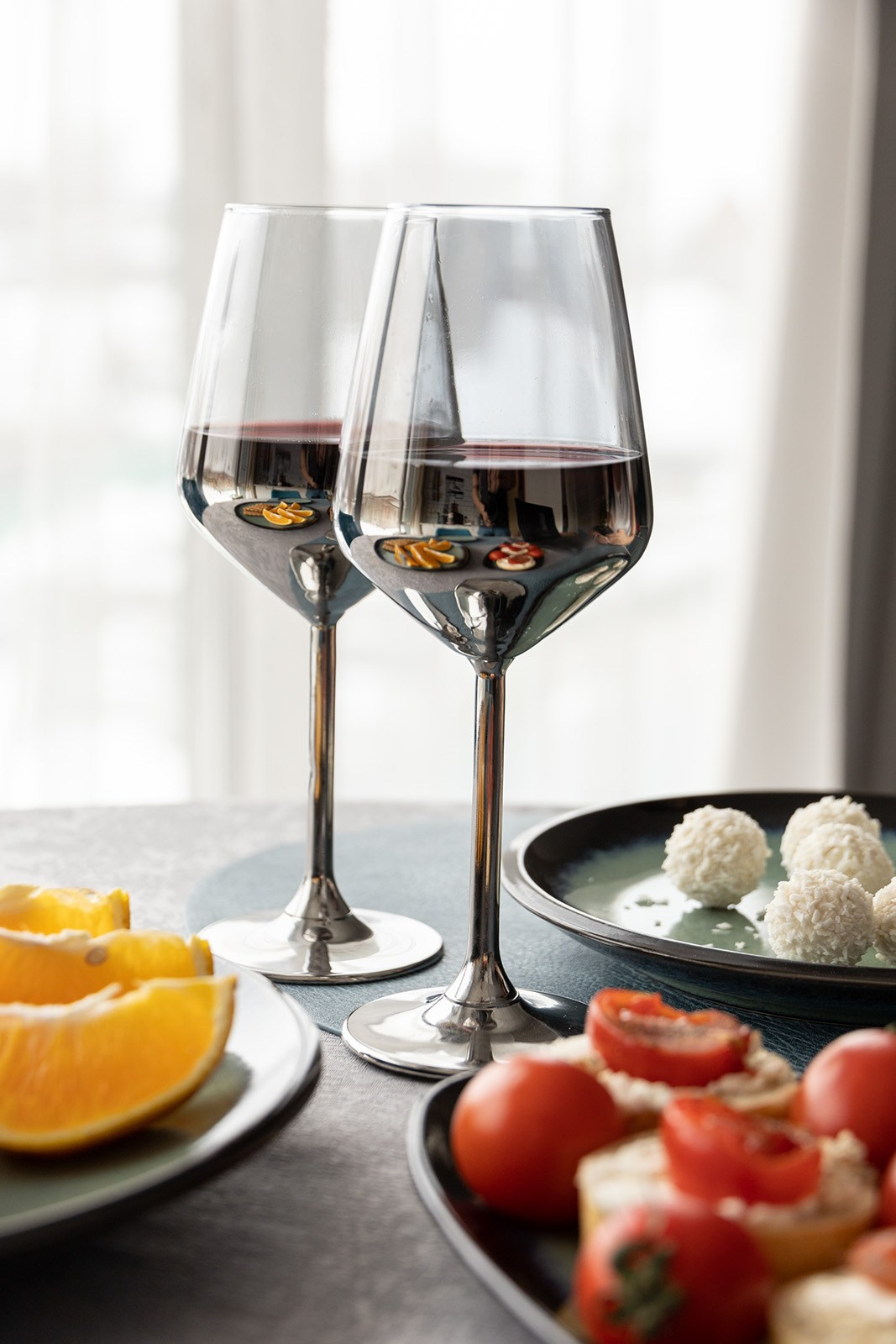 Прозрачные серые бокалы на изящной ножке | Предметная съемка для интернет-магазина