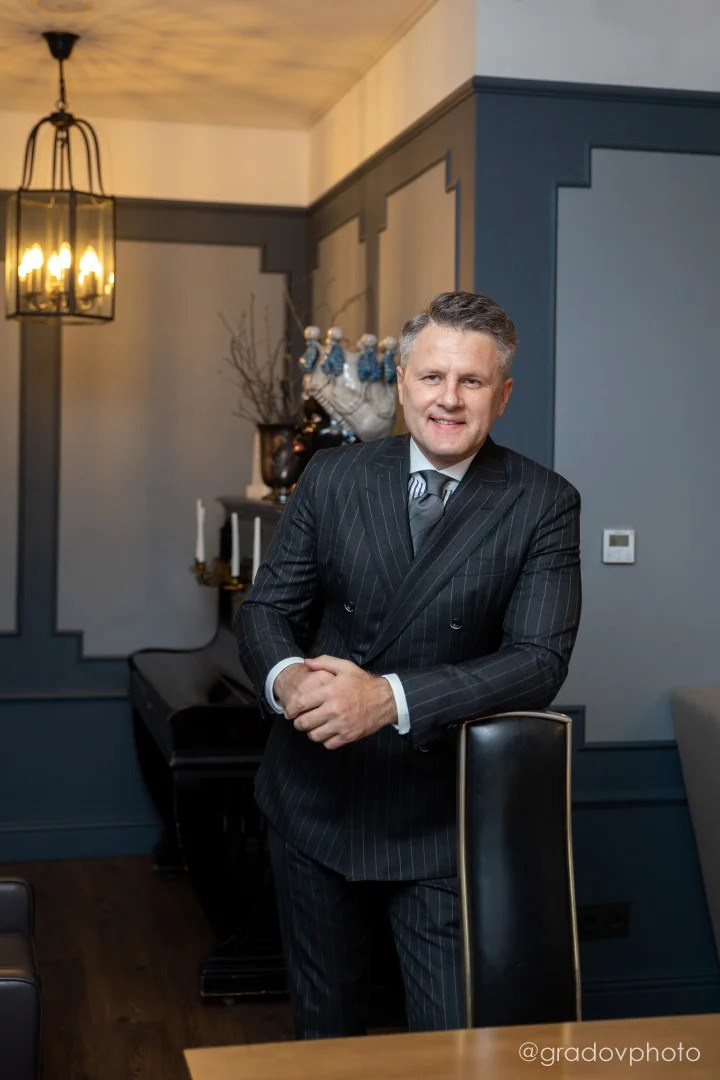 Бизнес-портрет мужчины в отеле