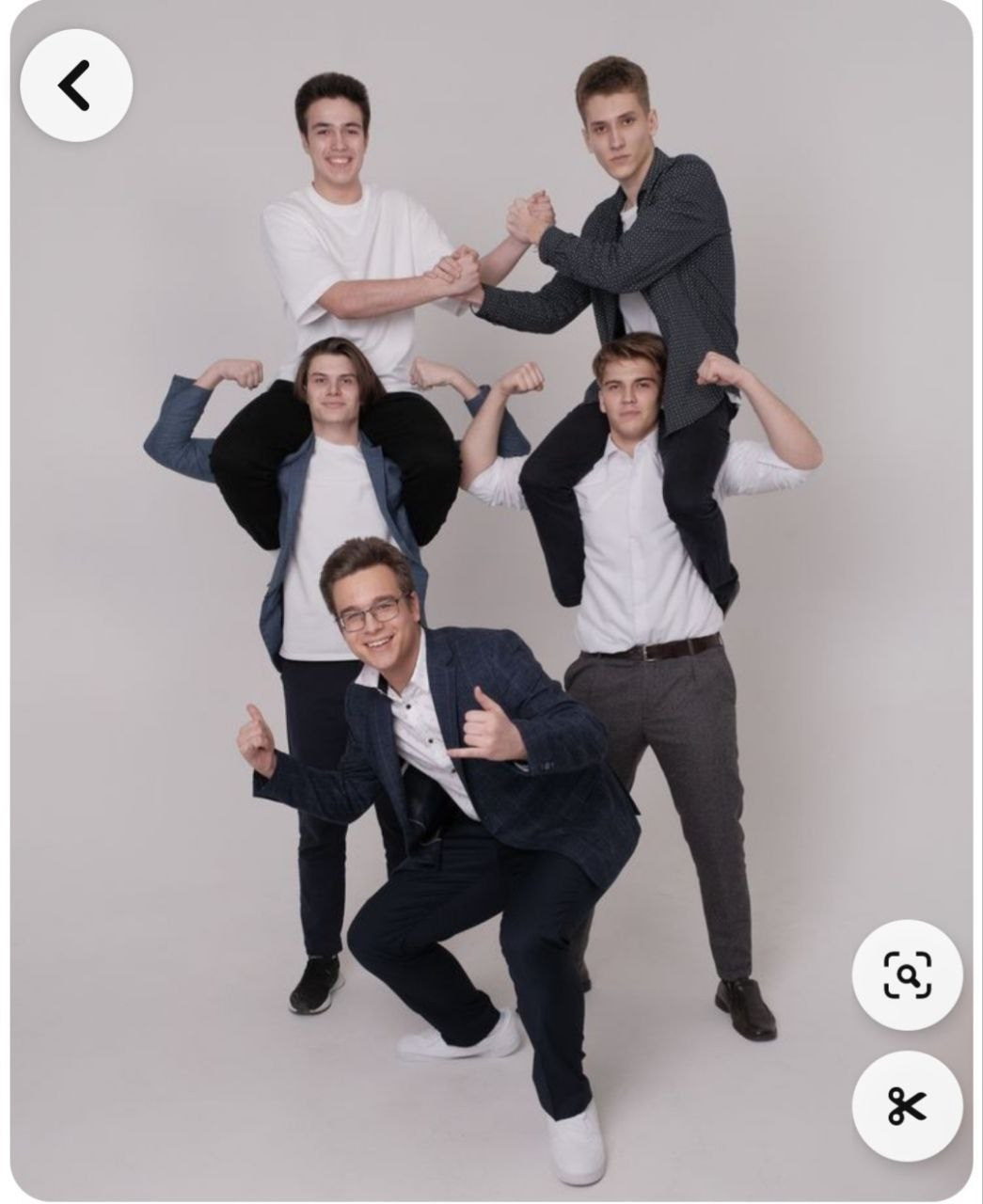 Примеры позировок для школьного альбома в старших классах. Фотограф в Шелехове, лучшие выпускные альбомы в Шелехове