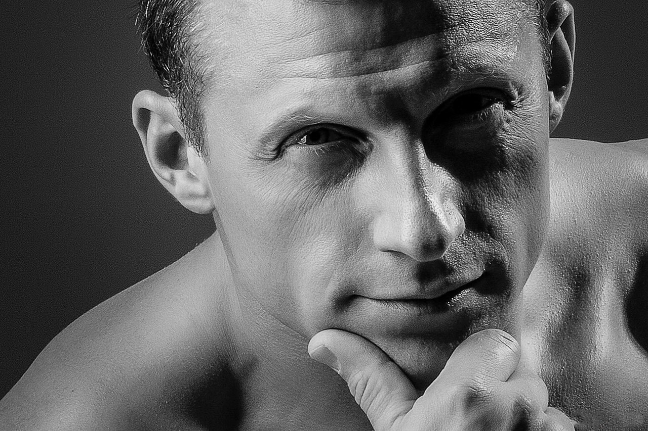 Мужской ЧБ портрет. Свадебный и репортажный фотограф в Москве и Московской области