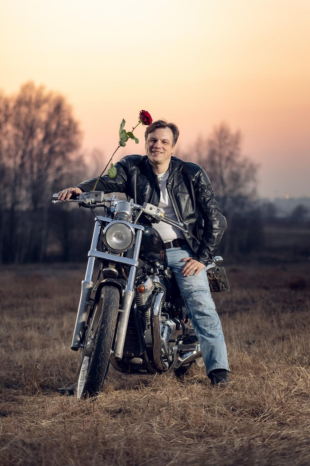 Мужской портрет с мото. Свадебный и репортажный фотограф в Москве и Московской области