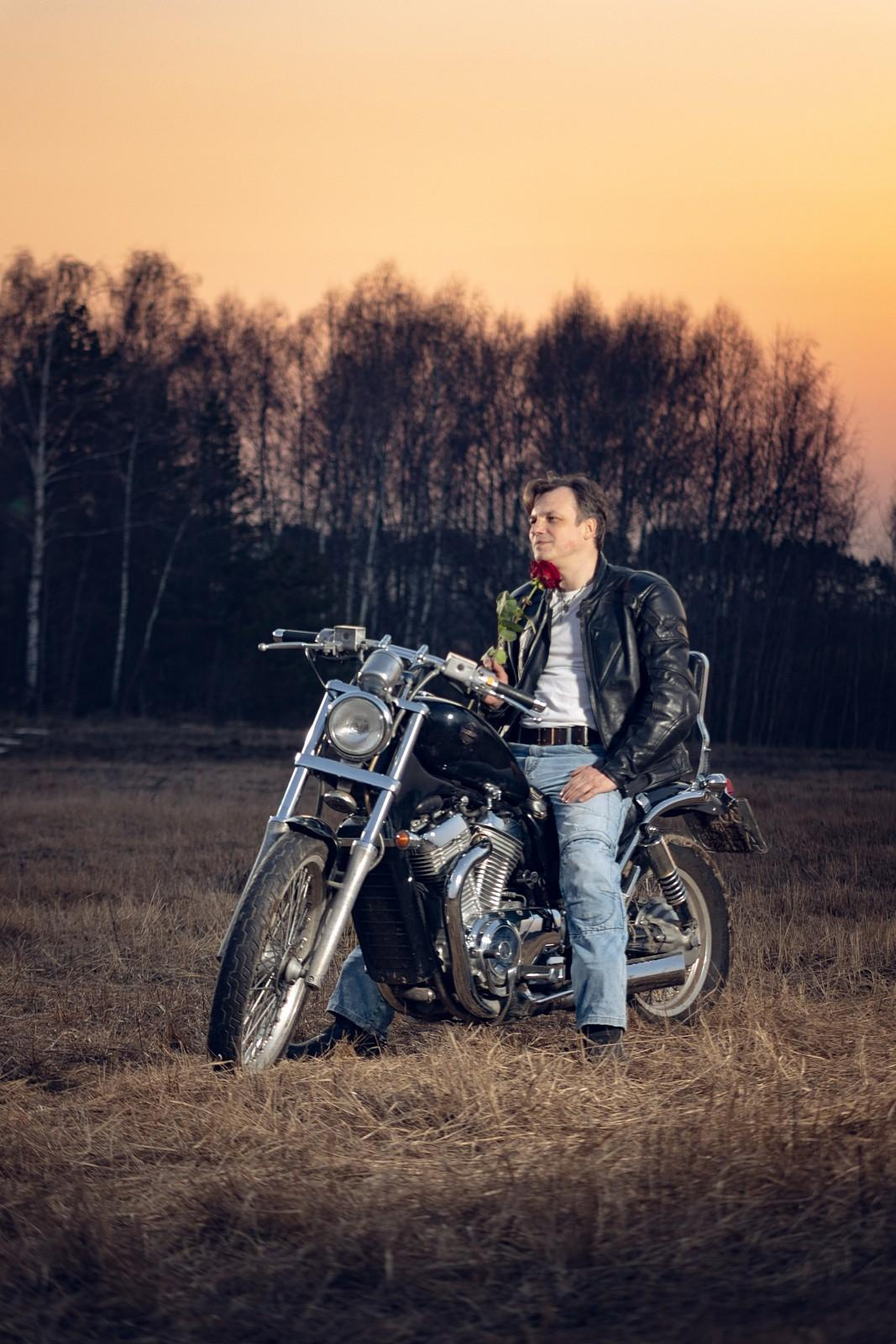 Мужской портрет с мото. Свадебный и репортажный фотограф в Москве и Московской области