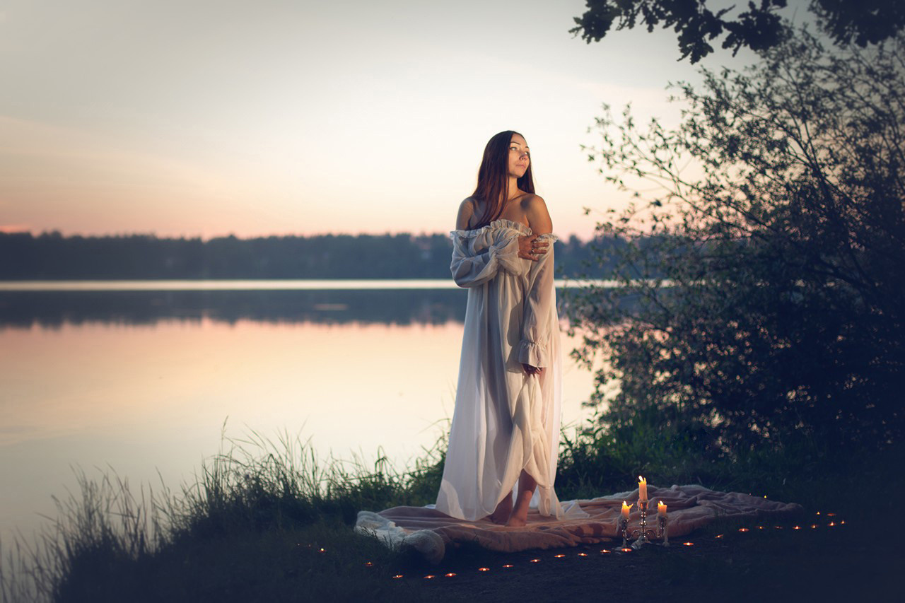 У озера на закате. Свадебный и репортажный фотограф в Москве и Московской области