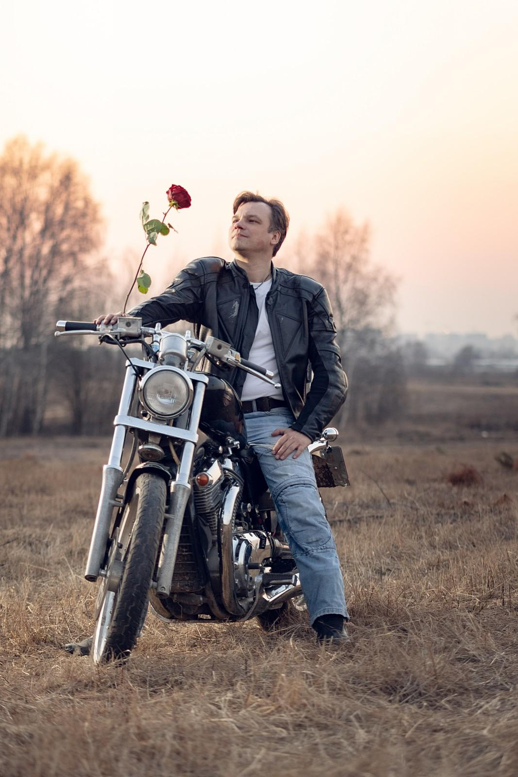 Мужской портрет с мото. Свадебный и репортажный фотограф в Москве и Московской области