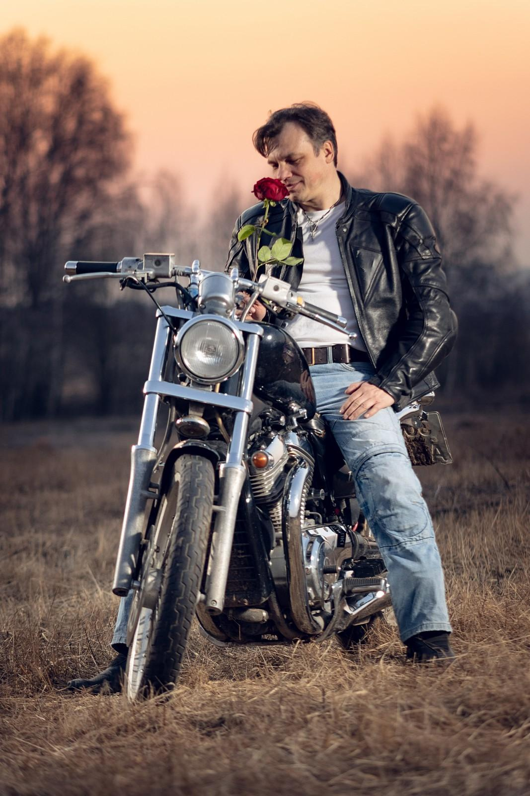 Мужской портрет с мото. Свадебный и репортажный фотограф в Москве и Московской области