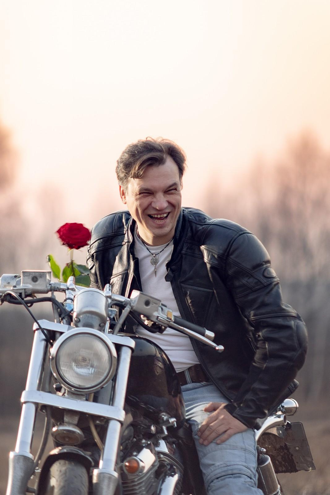 Мужской портрет с мото. Свадебный и репортажный фотограф в Москве и Московской области