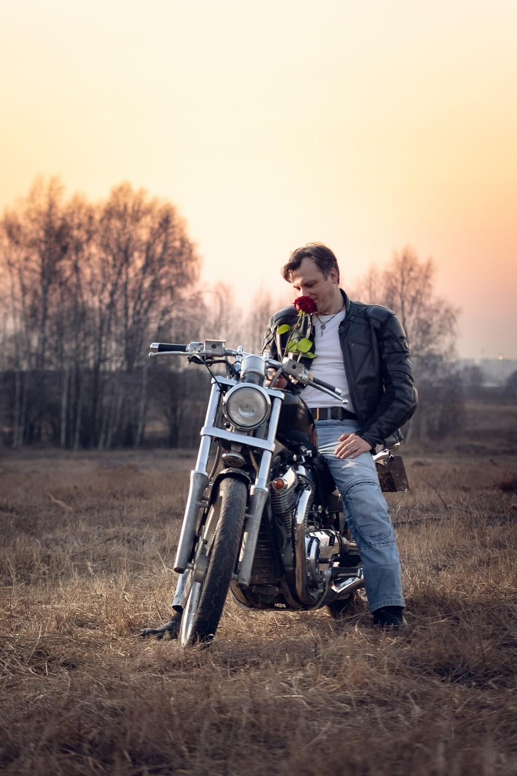 Мужской портрет с мото. Свадебный и репортажный фотограф в Москве и Московской области
