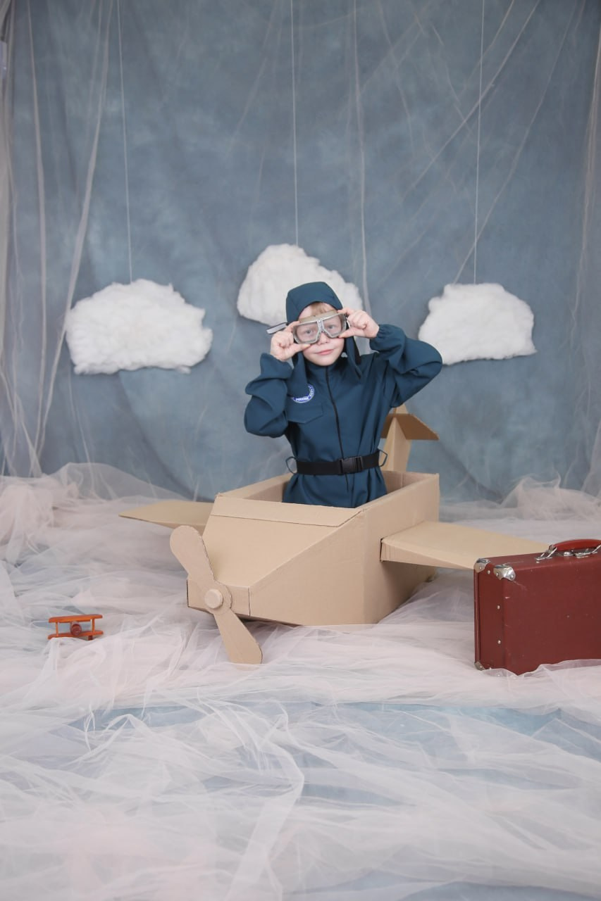 Общее фото в детском саду с выездным реквизитом в Тюмени. Выпускные альбомы в Тюмени для школ, садов, вузов спортивных секций