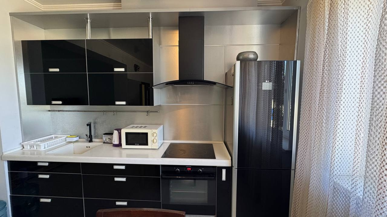 Гостевые дома Крыма. Недорогие гостиницы в Крыму. Комфортные мини отели. Просторные семейные номера. Номера повышенной комфортности. Доступные семейные номера. Люкс-апартаменты. Номера с кухней и возможностью самостоятельного приготовления пищи.  Комнаты с удобной двуспальной кроватью. Номера с кондиционером и бесплатным Wi-Fi. Отели с номером для длительного пребывания. Семьи с детьми — семейный номер. Хороший вид из окна номера. Бесплатная парковка для автомобиля  