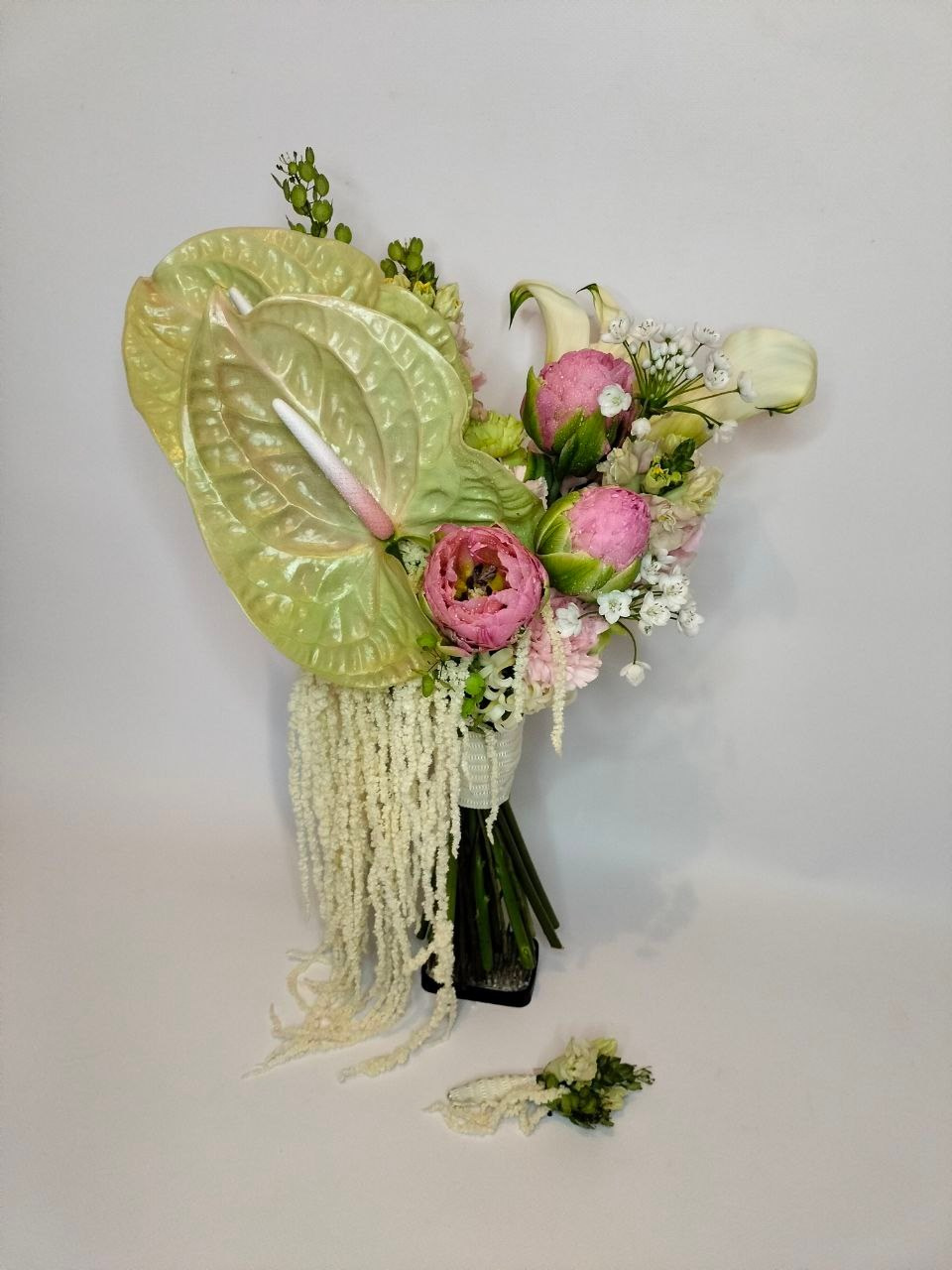 Букет невесты на заказ, букет для невесты Москва, свадебный флорист, флорист на свадьбу, сборка букета на свадьбу, ручная работа, букет для невесты ручной работы, букет невесты ручной работы . бутоньерка жениха в подарок, авторский букет для невесты, современный букет невесты. авторский букет невесты, современный букет невесты, невеста 2025,  букет невесты, свадебный букет, свадьба 2025, свадебный букет, свадебный букет невесты, флорист на свадьбу, флорист фрилансер, флорист москва, ручная работа, яркий букет невесты, современный букет невесты, весенний букет невесты, антуриум, амарант, французские тюльпаны, аллиум, гиацинт, флорист на свадьбу, хороший флорист, флорист фрилансер, букет по фото, флорист профессионал