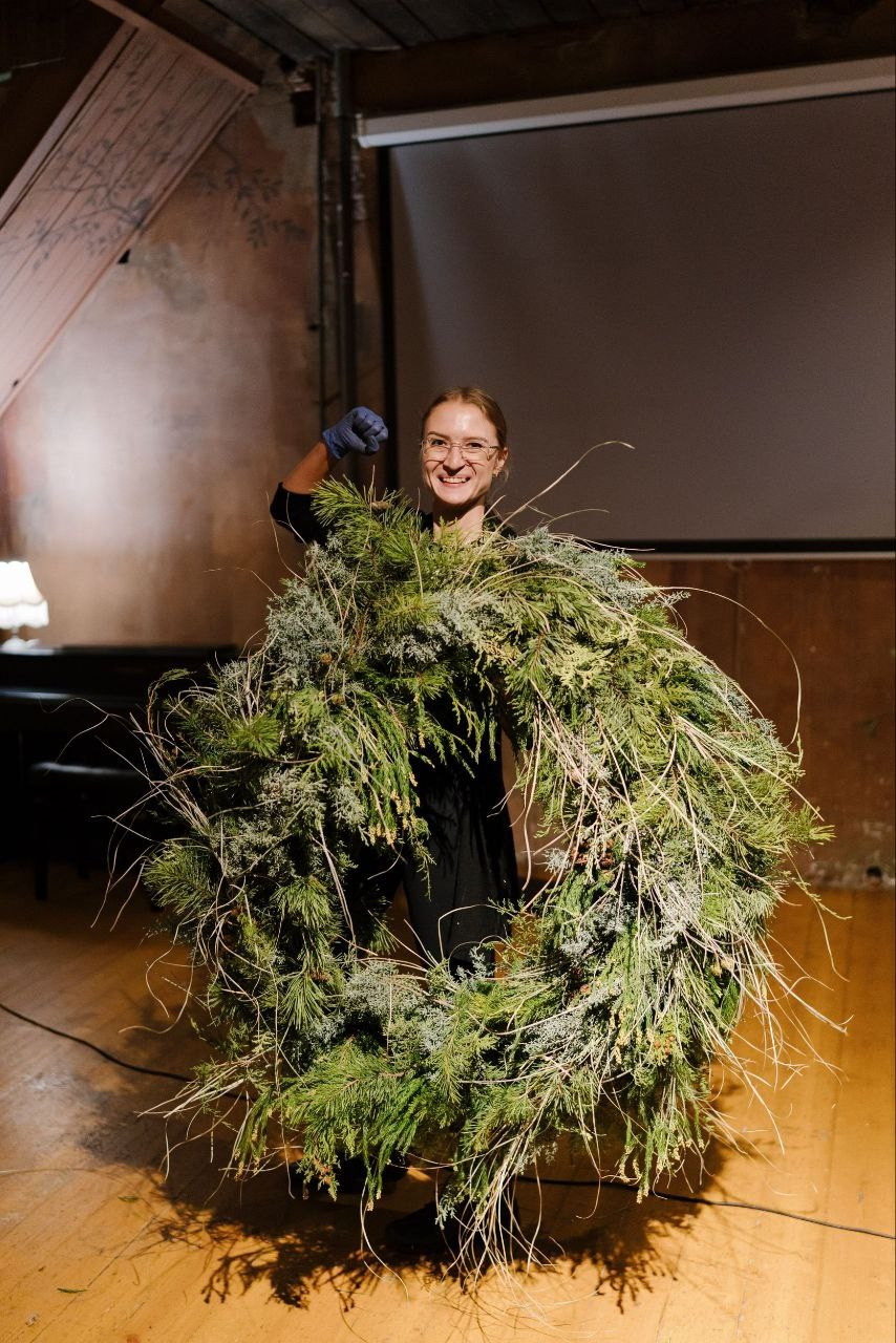 Венок из натуральной хвои с человеческий рост)