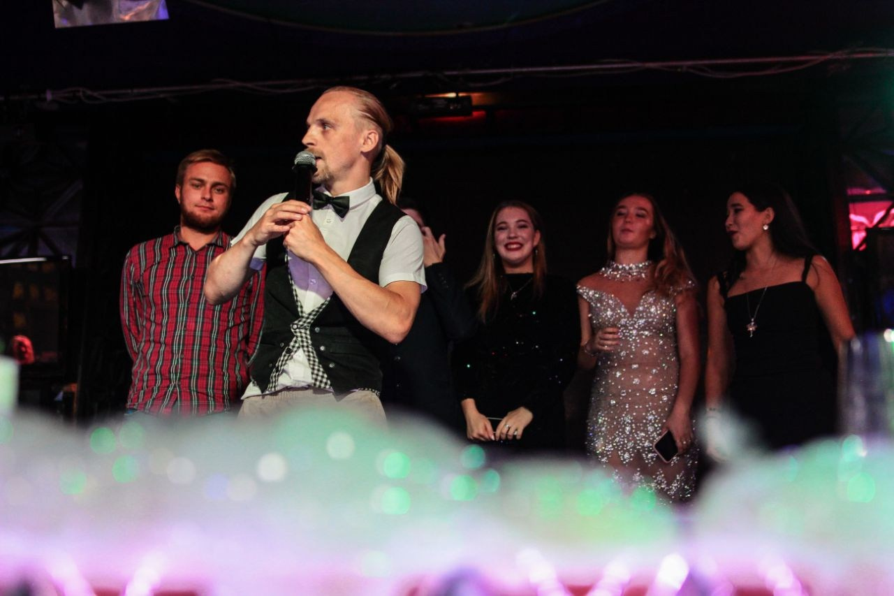 Ведущий + диджей + флейринг-шоу на выпускной вечер и другие праздники для молодёжи и подростков