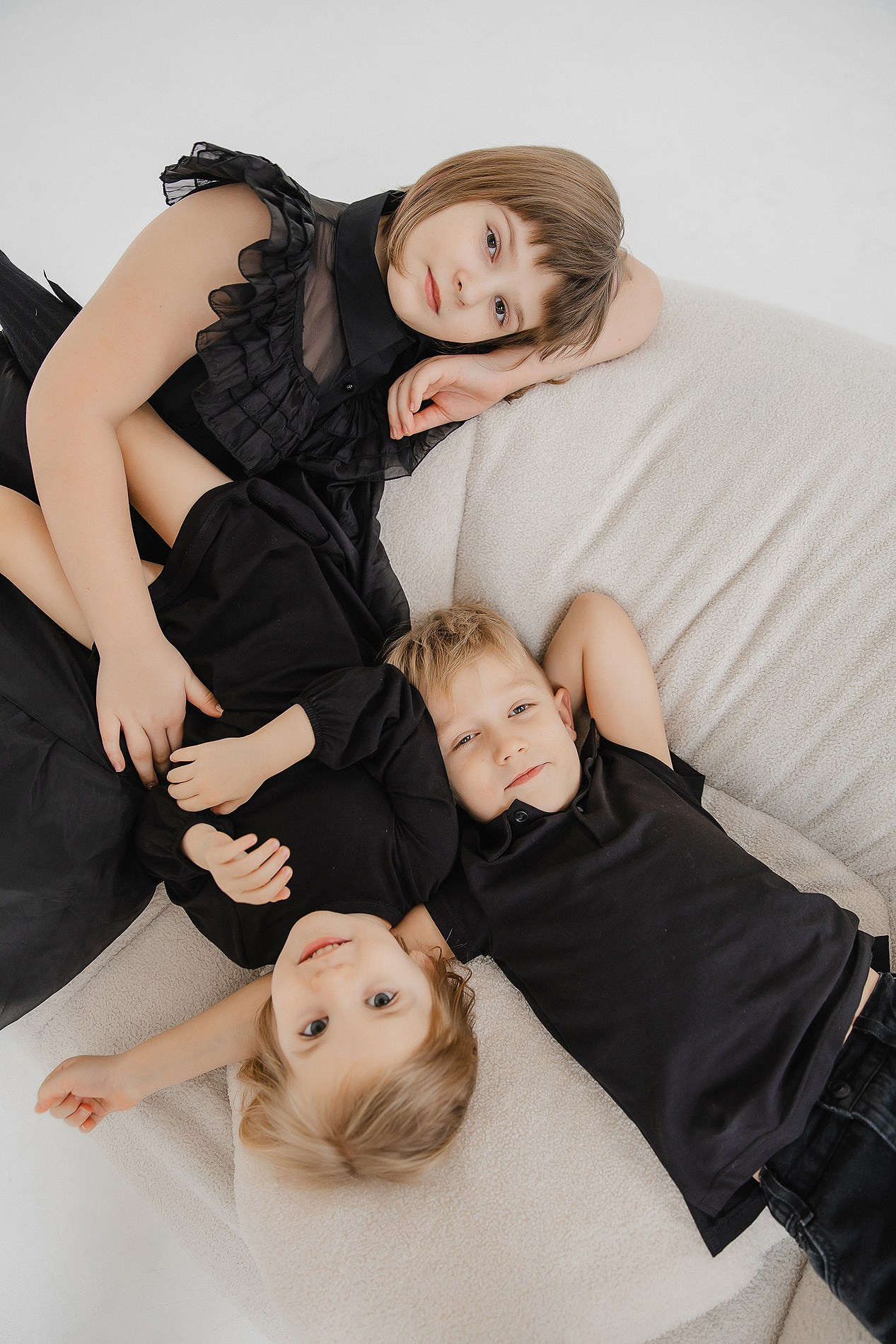 Семейная фотосессия на белом фоне. Фотограф Олеся Жомер