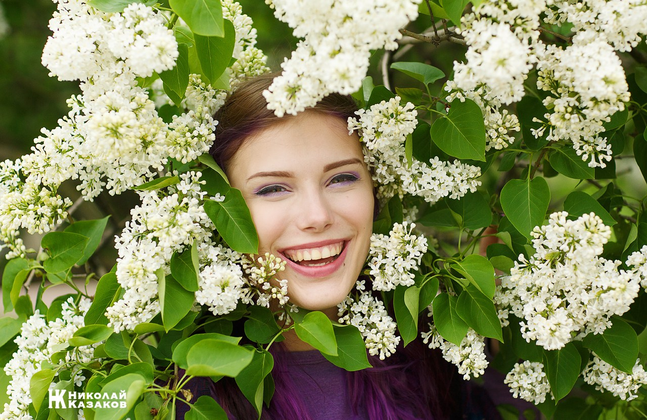 Портретная фотосессия в цветущей сирени в Санкт-Петербурге. Николай Казаков. Профессиональный фотограф. Преподаватель фотографии