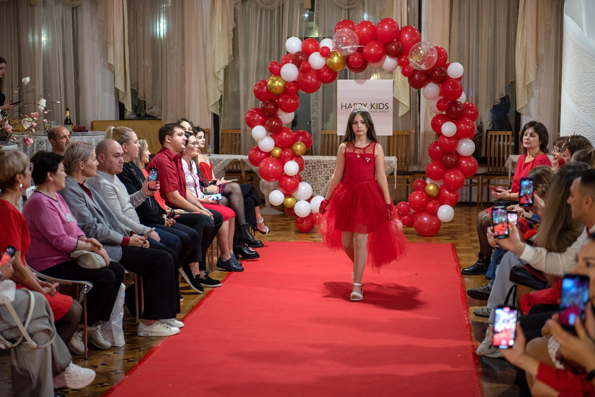 Выпускной в детской школе моделей HAPPYkids 2024. Семейный и коммерческий фотограф в Сочи Александр Бодунов