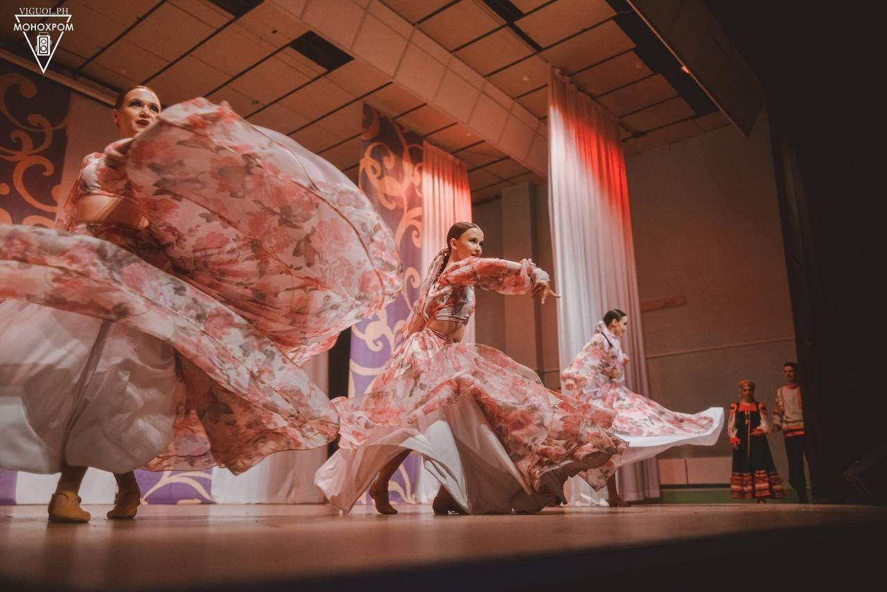 Выступления на сценах и уличных площадках. Танцевальная шоу-группа «GRANAT»