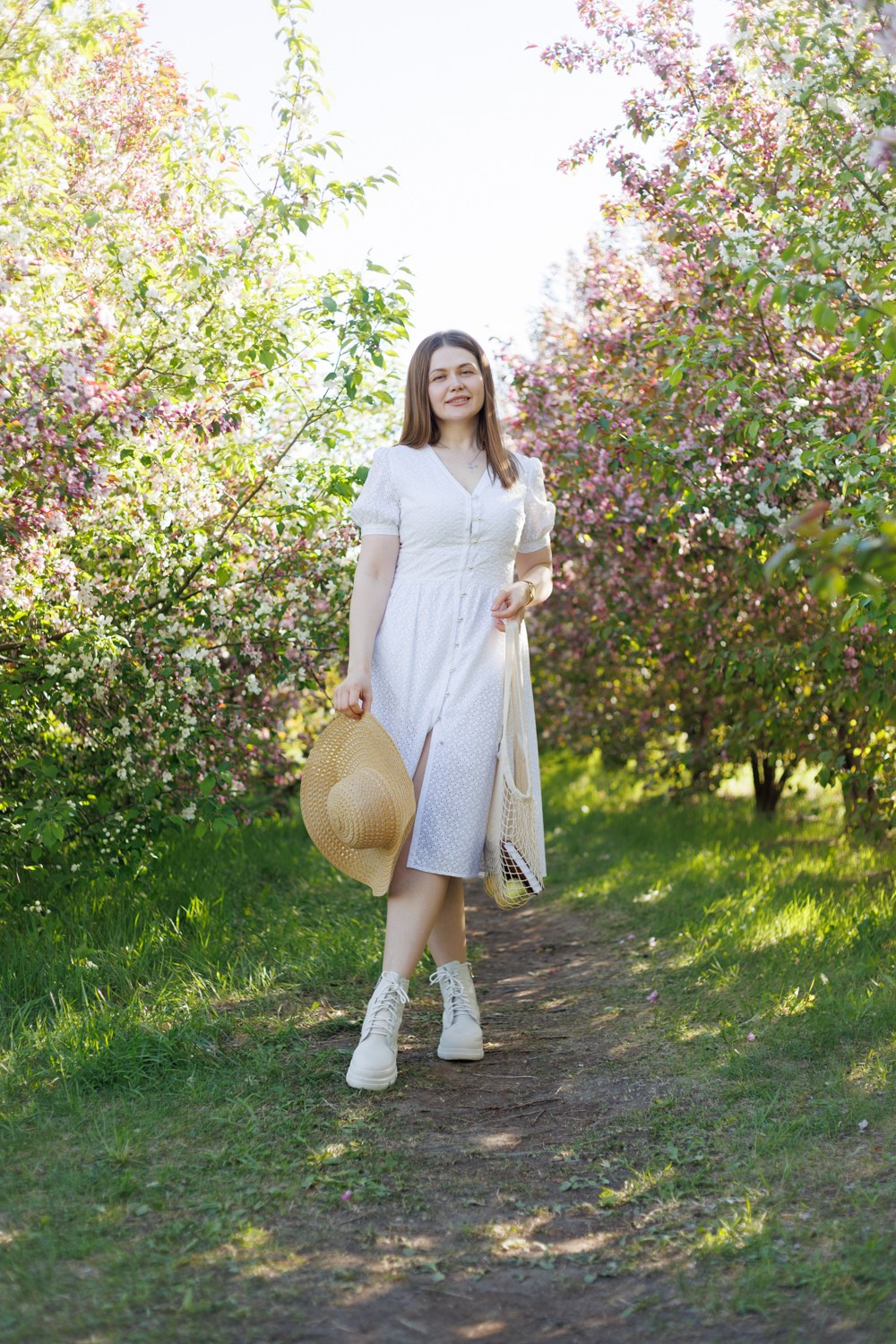 Фотосессия в цветущих яблонях. Семейный фотограф г. Тюмень