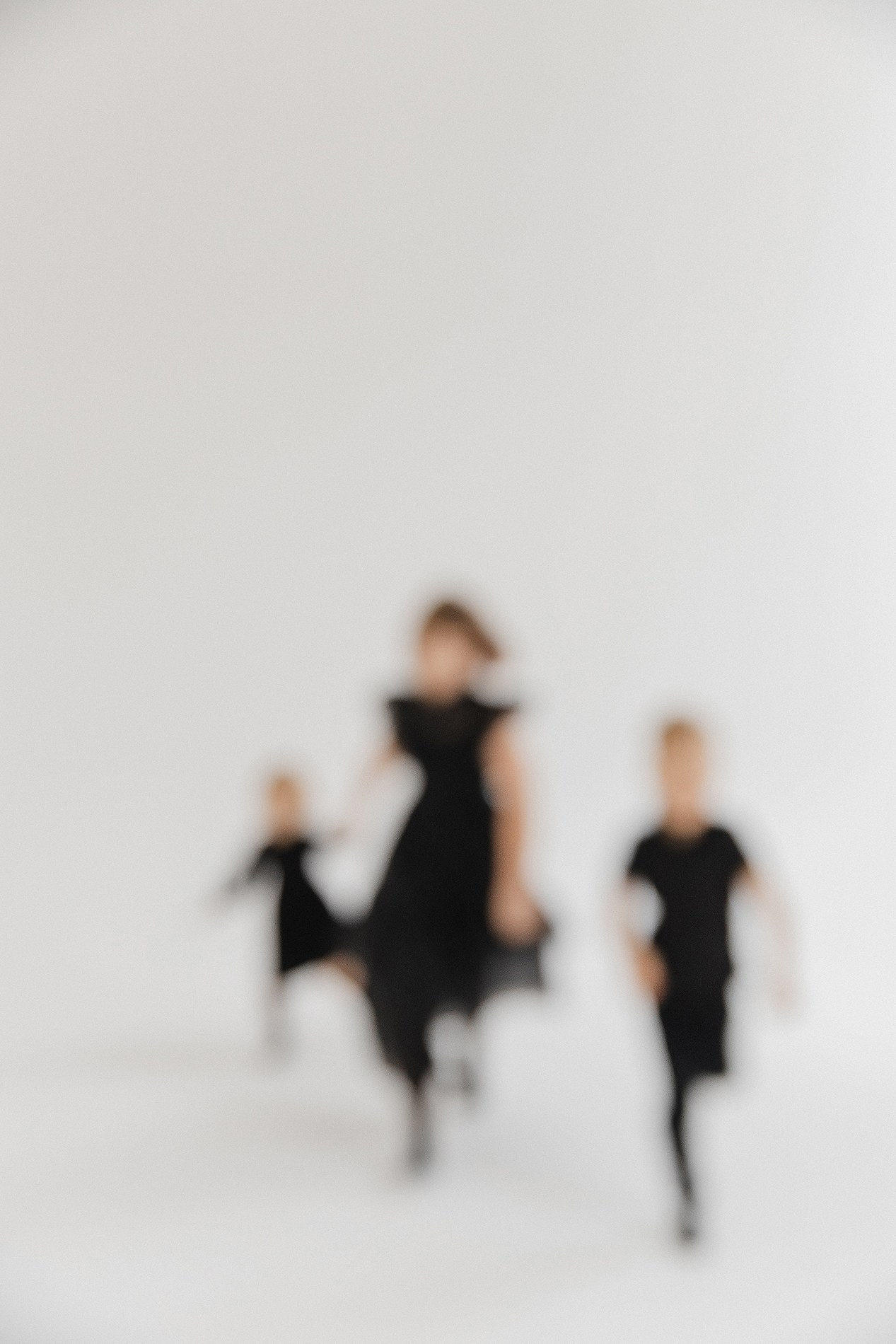 Семейная фотосессия на белом фоне. Фотограф Олеся Жомер