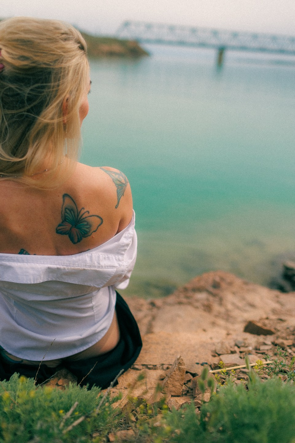 Скалы Капчагая. Я снимал историю, где героиня отягощенная жизненными обстоятельствами, перезагружается, оставляя весь накопленный негатив. Dmitriigoliapov.ru