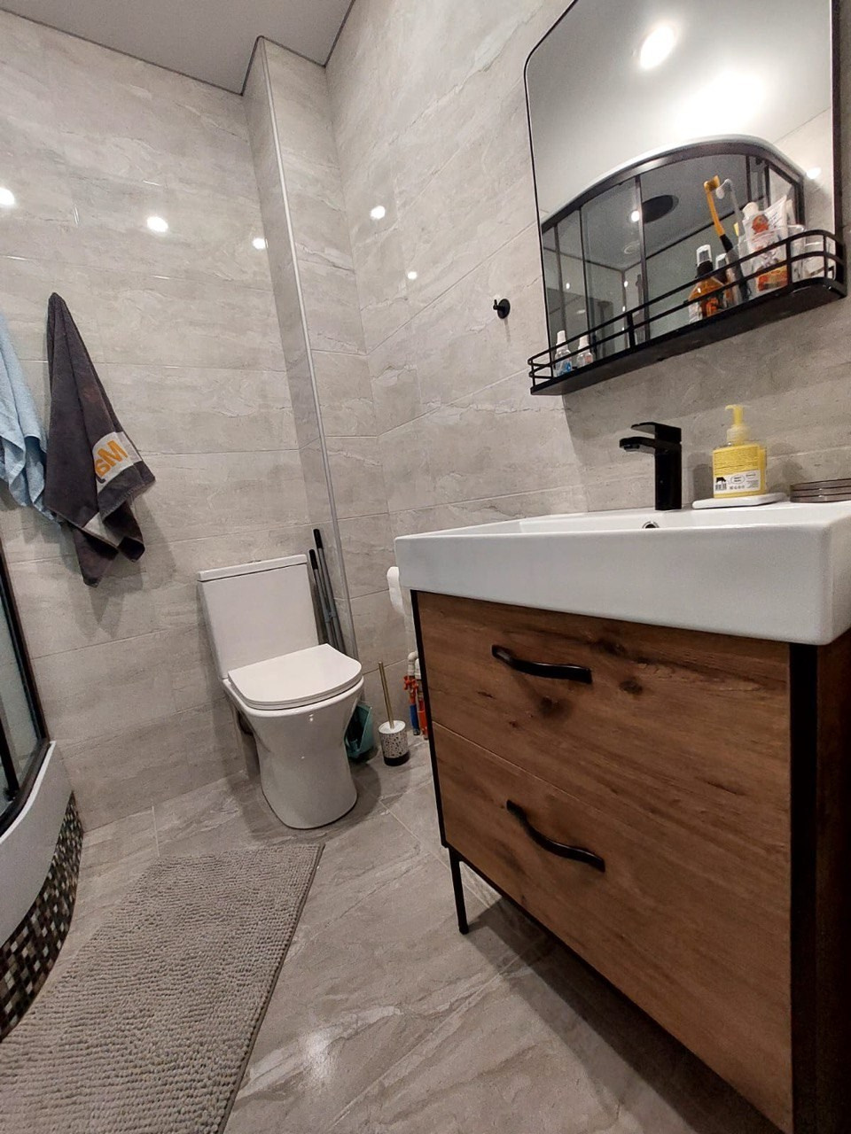 Ванная комната с раздельным гостевым санузлом (ул. А. Камалеева д. 16). Ремонт санузла, туалета, ванной под ключ в Казани. Укладка плитки