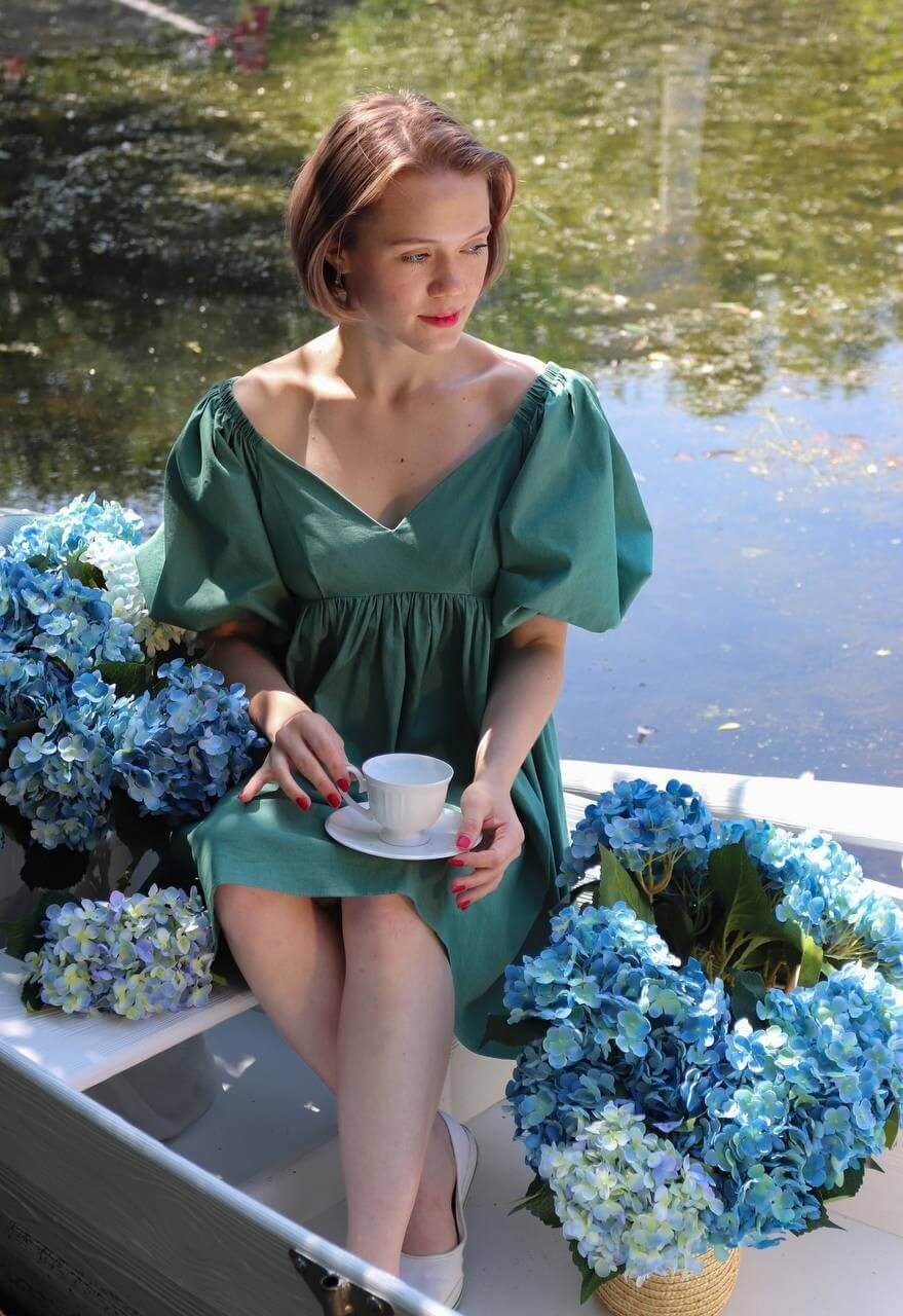 Фотосессия в лодке.  Окажись в лодке с цветами, с красивым сервизом, зонтиком от солнца и томиком стихов поэта 19 века. 
