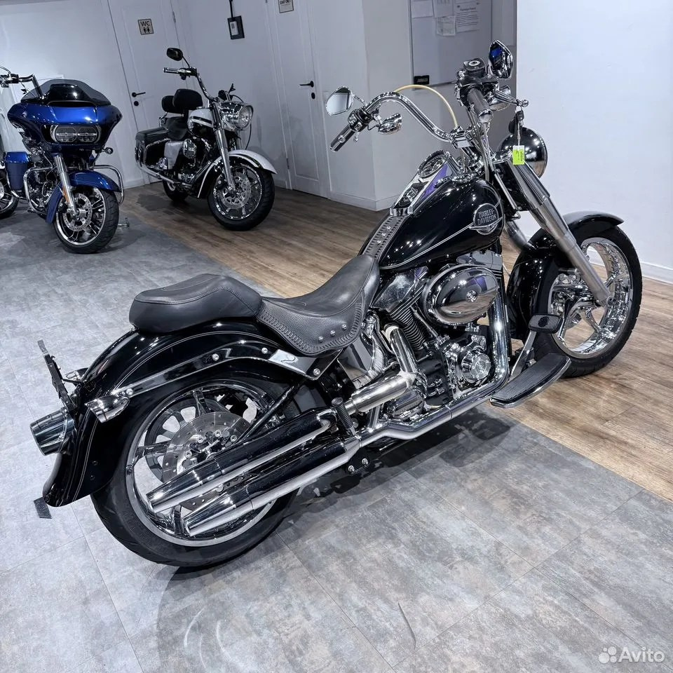 Купить Harley-Davidson 2010 Fat Boy Vivid Black (Softail/Dyna) — подробнее на сайте. Hello Davidson, Москва. Только хорошие мотоциклы…