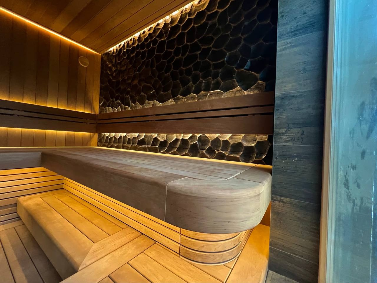 Кодовое название- Чешуя. Баня на берегу Суходольского озера выполнена для MBSaun и получила свое название за уникальные 3D панели. SaunaTopMasters
